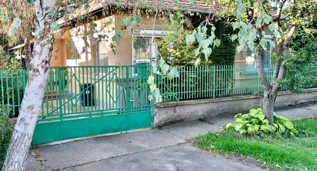 Grany'S Retro Guesthouse Near Budapest Airport Вечеш Екстериор снимка