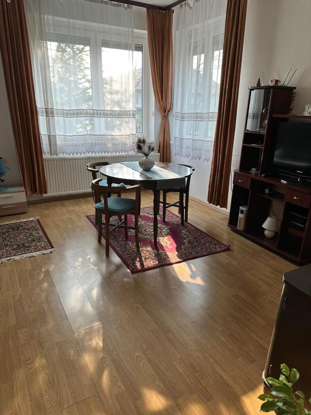 Grany'S Retro Guesthouse Near Budapest Airport Вечеш Екстериор снимка